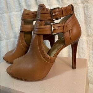Michael Kors Tan leather high heeled double strap ankle buckle sandals size 7